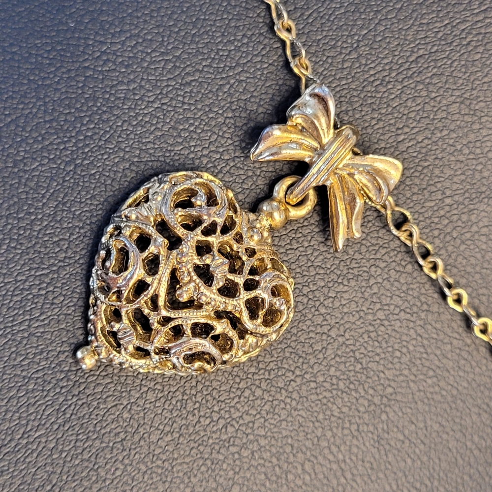 1928 Filigree Heart & Ribbon Pendant Gold-tone Chain Vintage Styled Necklace - Picture 13 of 13